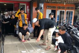 Masyarakat di Sambas meriahkan Idul Fitri dengan permainan guling kaleng