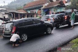 Warga bantu ganjal ban kendaraan di tanjakan Ciburial Nagreg