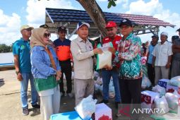 Victims of coal barges receive assistance from Tapin govt