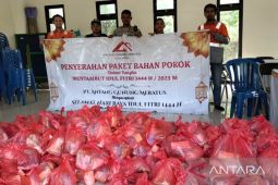 LEBARAN - PT AGM salurkan ribuan paket sembako untuk masyarakat sekitar perusahaan