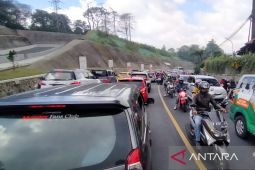 Puluhan ribu kendaraan terjebak macet di jalur Puncak selama 8 jam