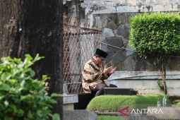 Prabowo Subianto sempatkan ziarah ke makam ayahnya pada akhir cuti bersama