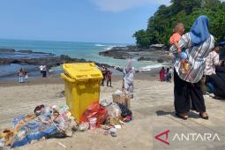Sampah berserakan di panta dampak minim TPSS dan kesadaran wisatawan