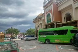 ARUS BALIK - Halaman masjid jadi "rest area" pemudik