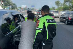 Polres Karawang lakukan penyisiran  selama musim balik lebaran bantu kendaraan alami masalah