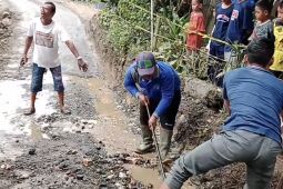Jalan longsor Desa Paran diperparah bocornya pipa PDAM Balangan