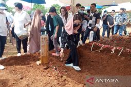 Suasana duka selimuti pemakaman aktor Iqbal Pakula