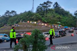 Arus lalu lintas di jalur Puncak Cianjur berangsur normal setelah macet total
