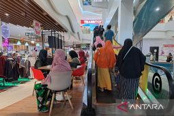 LEBARAN - Masyarakat Pangkalpinang padati pusat perbelanjaan