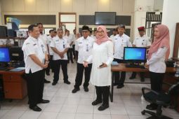 Bupati Ipuk cek pelayanan publik hari pertama kerja
