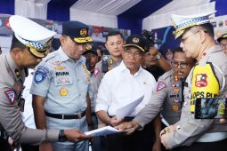 Menko PMK, Kakorlantas Polri dan Dirut Jasa Raharja Gelar Pelepasan Mudik Balik One Way di Gerbang Tol Kalikangkung