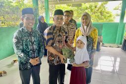 Yayasan Al-Tamar santuni anak yatim piatu seluruh SD di Parsel