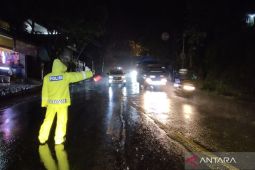 BMKG Bandung minta pemilir tak paksakan berkendara saat hujan lebat