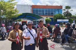 Pramuka bantu pelayanan mudik-balik Lebaran  di Pelabuhan Feri Penajam