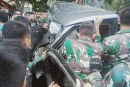 Minibus pengangkut babi tabrak sedan, satu tewas dan lima luka-luka
