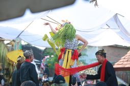Ratusan pengunjung padati tradisi tari mistis "Seblang Olehsari" Banyuwangi