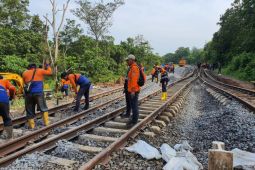 1.500 orang calon penumpang gagal berangkat akibat amblesnya jalur KA