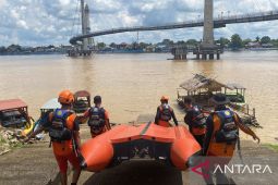 Basarnas cari seorang pemancing tenggelam di bawah Jembatan Gentala Arasy