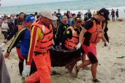 Tim SAR temukan 2 wisatawan korban terseret ombak di Pantai Santolo Garut