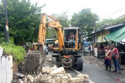 Lapisan tanggul sungai di Kembang Kuning ambrol akibat hujan deras
