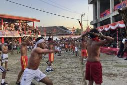 80 pemuda Negeri Mamala  jadi peserta atraksi pukul sapu lidi