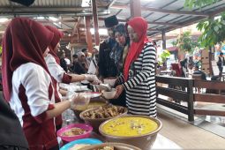 Wisatawan berebut "ketupat cokelat" di Blitar