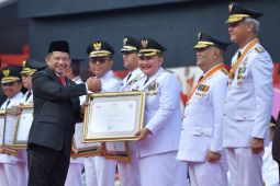 Mendagri dan ratusan kepala daerah menandatangani prasasti Otda ke-27