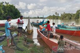 KUB nelayan Mukomuko terima mesin tempel