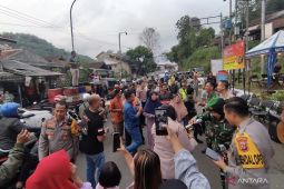 Grup musik jalanan hibur pemudik terkena penutupan jalur sementara di Nagreg saat one way