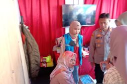 Petugas Pospam Citimall Kota Sukabumi evakuasi wanita yang terjatuh di eskalator