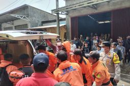 Tim SAR evakuasi jasad gadis asal Cianjur yang tenggelam di Sungai Cibuni