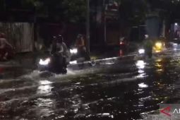 Beberapa Damkar mengurangi ketinggian genangan air di Jalan Raya Kalirungkut