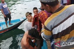 Tim SAR evakuasi jasad bocah terjatuh di dermaga  perikanan Banda