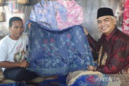 Husaini, pemuda milineal lestarikan kain tenun ikat Sarigading khas HSU