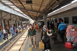 Selama angkutan Lebaran, petugas KAI Jember turunkan delapan pemudik "nakal"