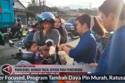 Berbagi takjil kepada pengendara