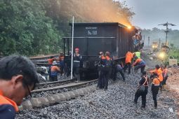 Petugas masih perbaiki rel kereta api di KM 206+0/2 petak jalur di OKU yang ambles