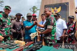 Pangdam Cenderawasih terima enam pucuk senpi bekas KKB