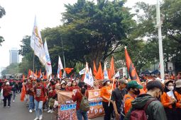 Rombongan buruh mulai tiba di depan Balai Kota DKI Jakarta pada Senin