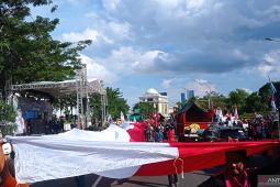 Buruh bentangkan bendera merah putih raksasa saat "May Day" di Surabaya