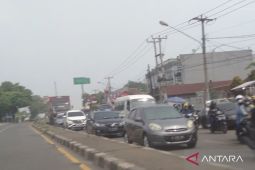 Lalu lintas di jalan arteri Karawang padat pada arus balik lebaran gelombang kedua
