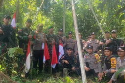 TNI Polri gelar patroli gabungan pengecekan patok perbatasan di Entikong
