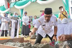 Gubernur Maluku letakkan batu pertama pembangunan gedung MTsN 1  Malra