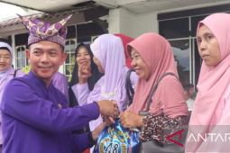 Bupati Bangka bagikan puluhan paket sembako