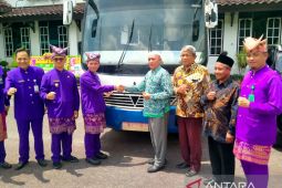 Pemkab Bangka hibahkan bus di lembaga pesantren