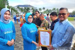 Anggota DPRD Pontianak terima pin emas atas aksi donor darah