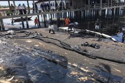 Kapal terbakar di Malaysia, limbah minyak sampai di Batam