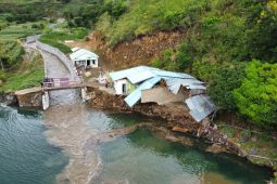 Longsor di Samosir, dua rumah dan dua mobil tenggelam ke Danau Toba