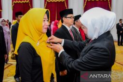 Khofifah kembali sematkan Satyalencana Karya Satya kepada ratusan guru