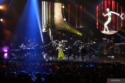 Tulus berduet dengan "Glenn Fredly" di konser  Yovie Widianto